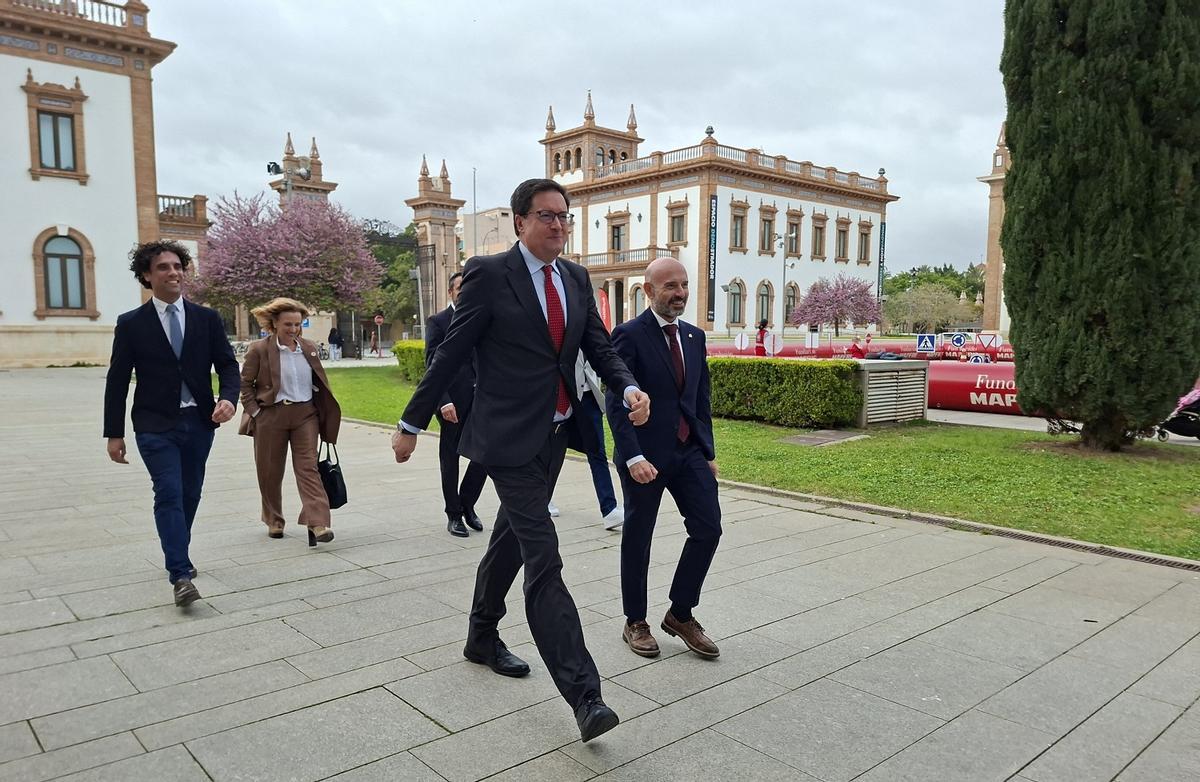 El ministro para la Transformación Digital y de la Función Pública, Óscar López, en el Polo Digital de Tabacalera con el sudebelegado del Gobierno, Javier Salas.