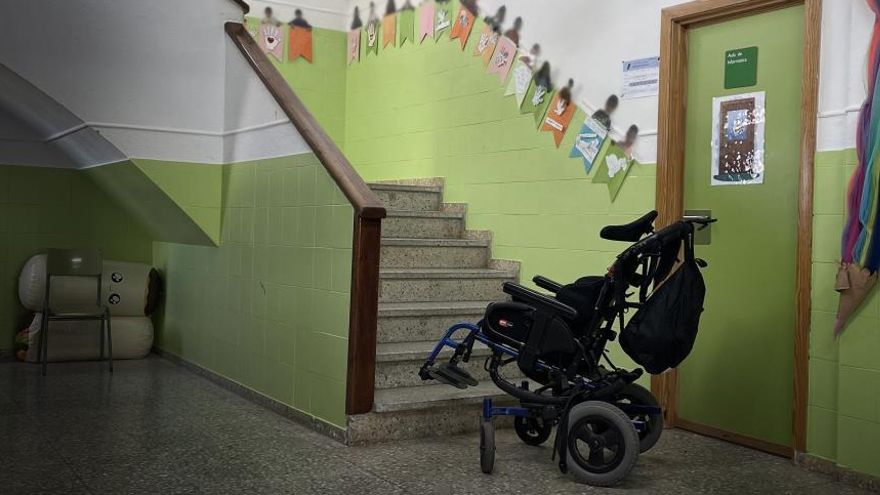 Un colegio inaccesible en Cáceres y un aula con goteras en Plasencia, las imágenes ganadoras del concurso Maestro Zenón Garrido