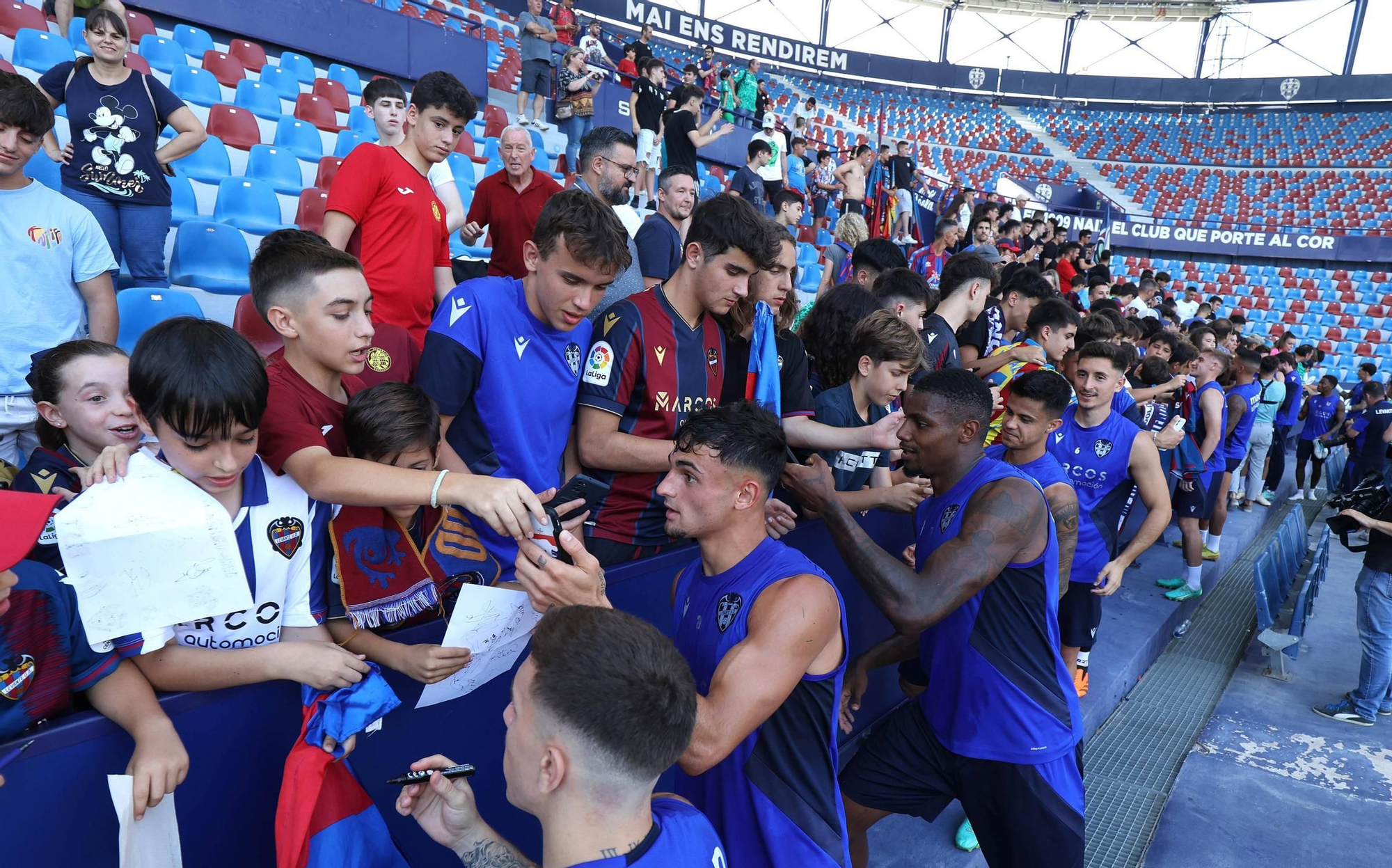 Ambiente de Primera en el entrenamiento a puertas abiertas