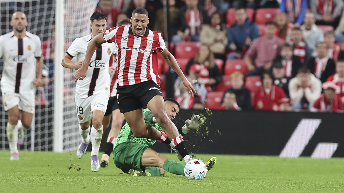 Leo Román intenta robarle el balón a Maroan Sannadi con una entrada.