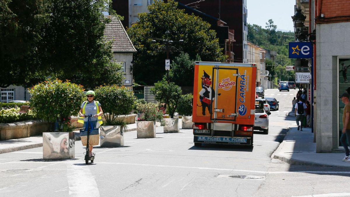 Centro urbano de Ponteareas, conde conviven peatones y tráfico rodado.