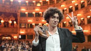 El escritor Italiano Bernardo Zannoni, con el premio Campiello obtenido por su novela ’Mis estúpidas ideas’. 