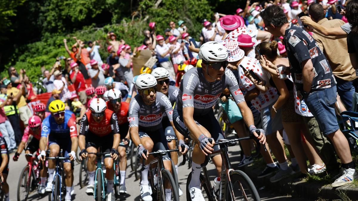 El pelotón, durante una de las etapas