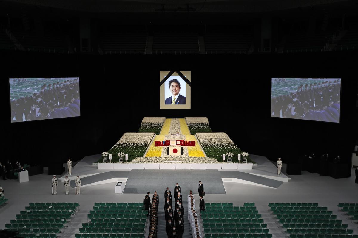 Tokyo (Japan), 27/09/2022.- Akie Abe (on screens), widow of former Japanese Prime Minister Shinzo Abe, carries a cinerary urn containing Abe’s ashes during his state funeral at the Nippon Budokan in Tokyo, Japan, 27 September 2022. Thousands of people are gathered in Tokyo to attend the state funeral for former prime minister Shinzo Abe, including foreign dignitaries and representatives from more than 200 countries and international organizations. (Japón, Estados Unidos, Tokio) EFE/EPA/TAKASHI AOYAMA / POOL