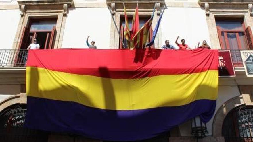 La bandera republicana lució ayer a mediodía en la fachada del consistorio de Sagunt.