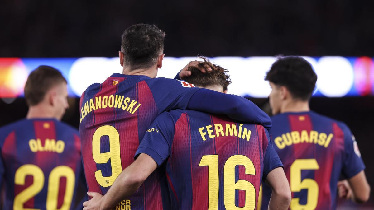 Fermin Lopez y Lewandowski celebran uno de los cuatro goles del Barça en el Camp Nou.