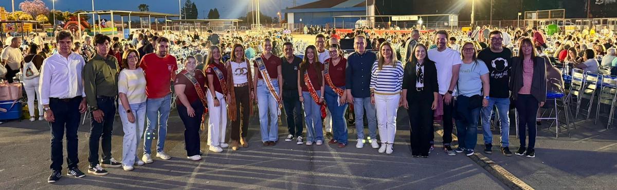 Más de 2.400 personas disfrutan de la cena de ‘pa i porta’