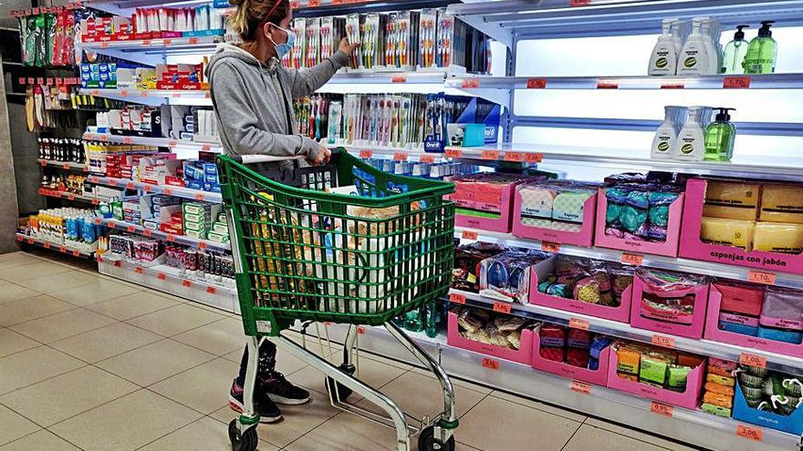 Una cliente compra en un supermercado. | EFE/ RODRIGO JIMÉNEZ