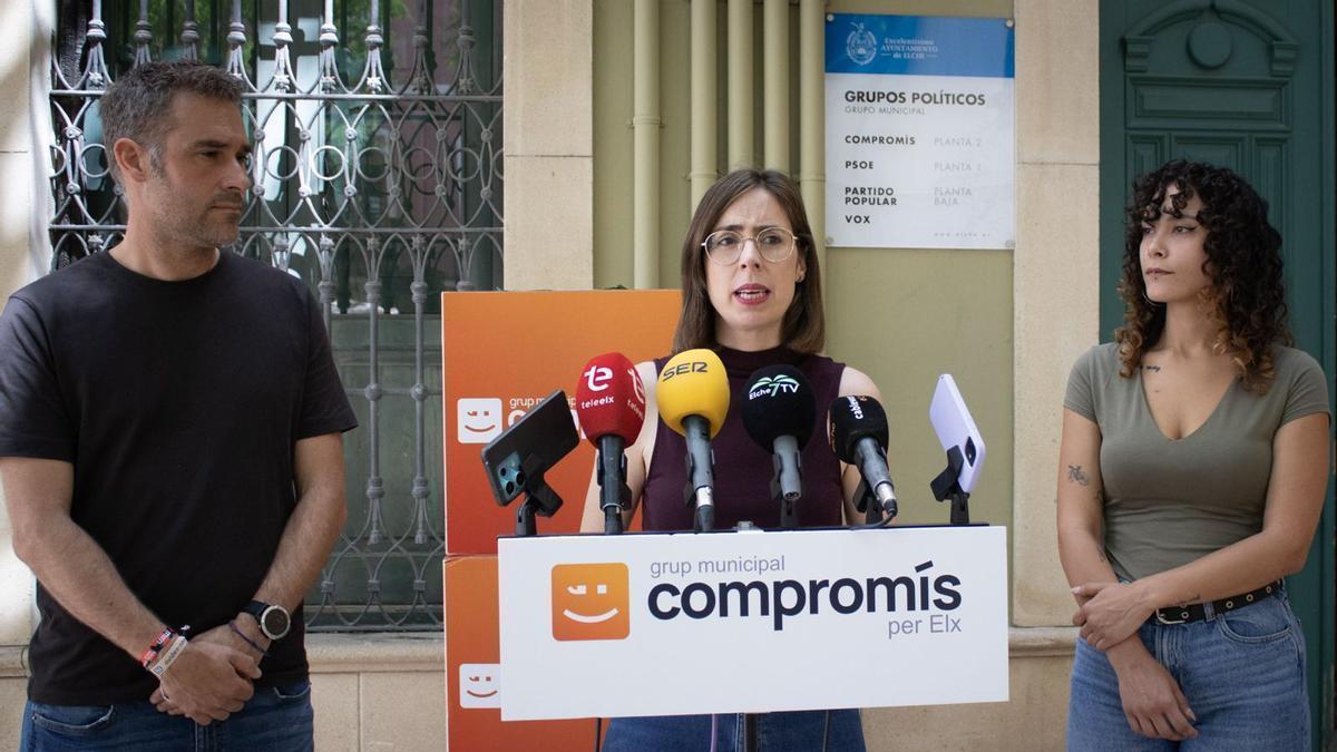 Fullana, Esther Díez y Miriam Hurtado durante su convocatoria este miércoles en Elche contra la financiación a la concertada que segrega por sexos