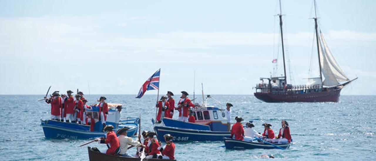 Varias embarcaciones con &#039;corsarios&#039; ingleses a bordo se dirigen hacia la playa de Gran Tarajal, tras desembarcar del bergantín