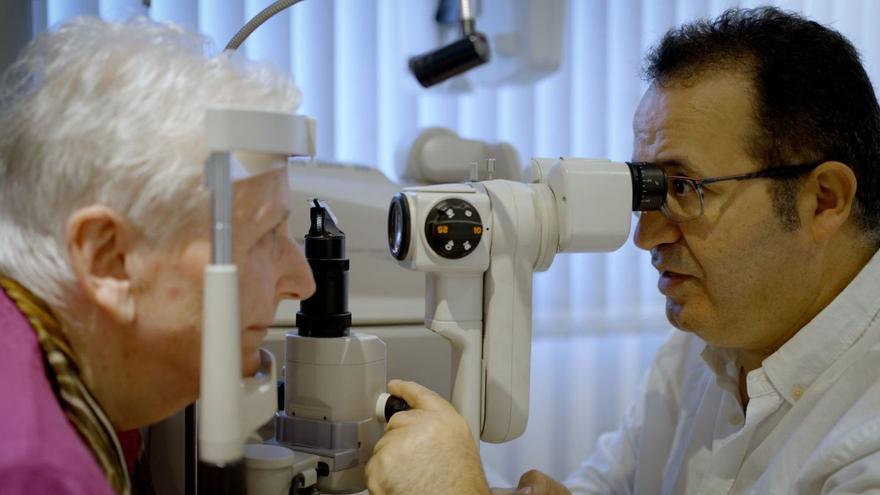 El doctor Ahmad Zaben, examinant una pacient a la consulta d’Optipunt.