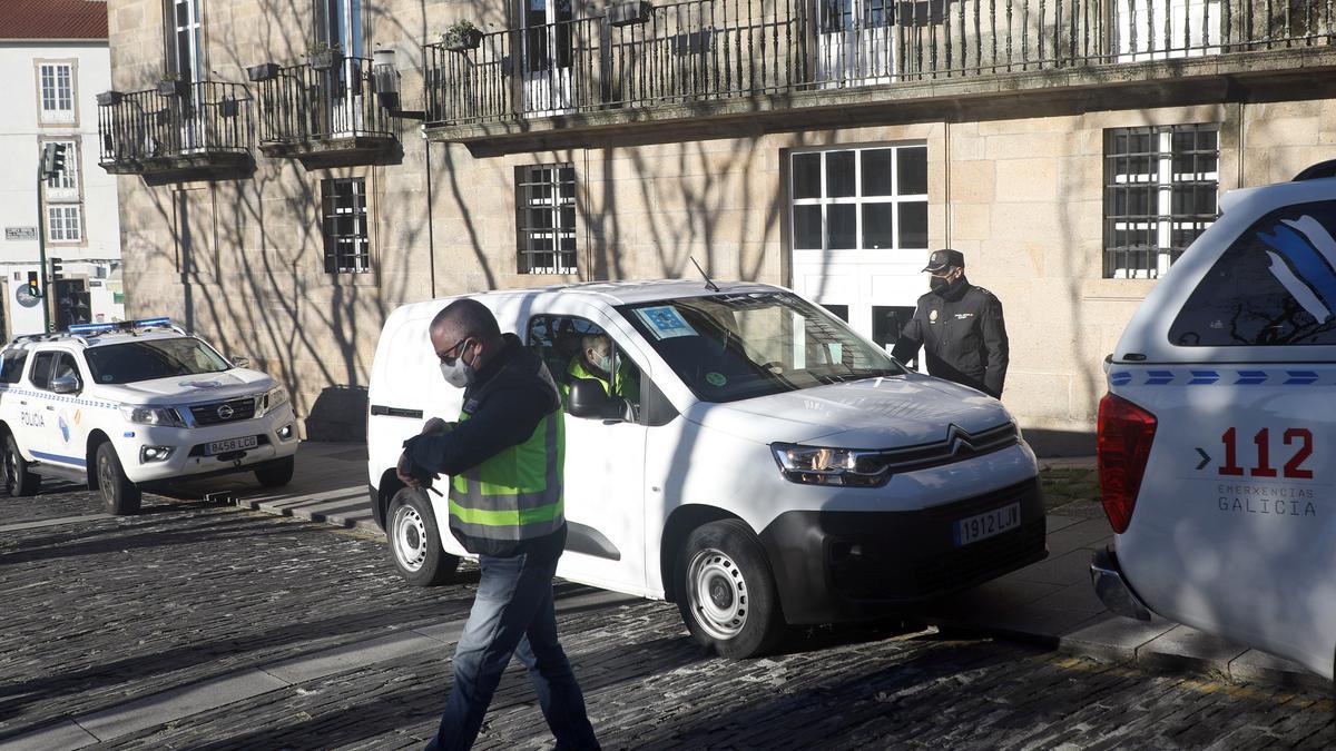 Un momento del simulacro realizado ayer la residencia Porta do Camiño de Santiago.