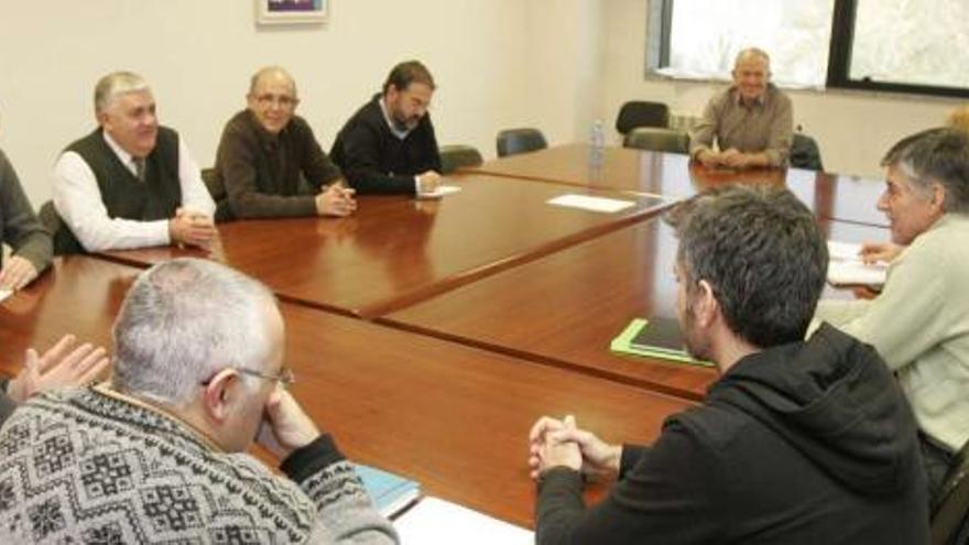 Miembros de Nunca Máis ayer por la tarde en Santiago en la sede de la CIG analizando un posible recurso a la sentencia.  // Xoán Álvarez