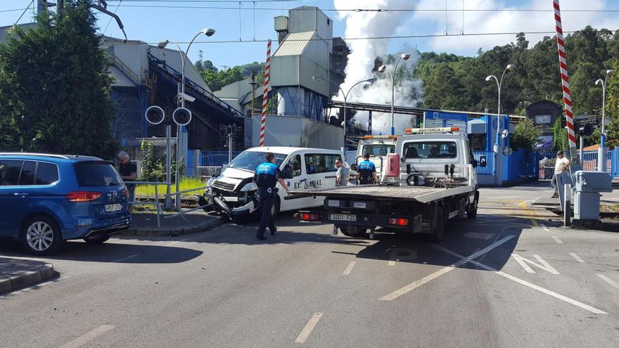 Accidente sin heridos al chocar una furgoneta con cuatro residentes de un geriátrico entre Sama y Ciaño