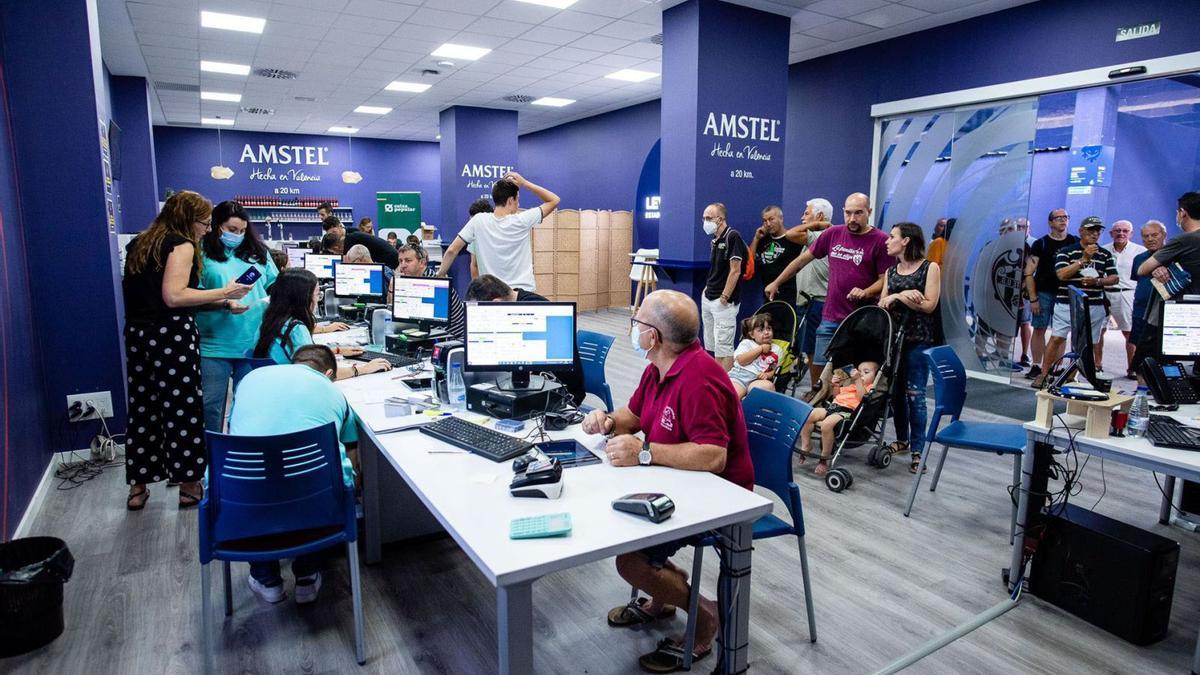 Las oficinas del Ciutat de Vència registraron una gran afluencia en el primer día de campaña presencial. | LEVANTE UD