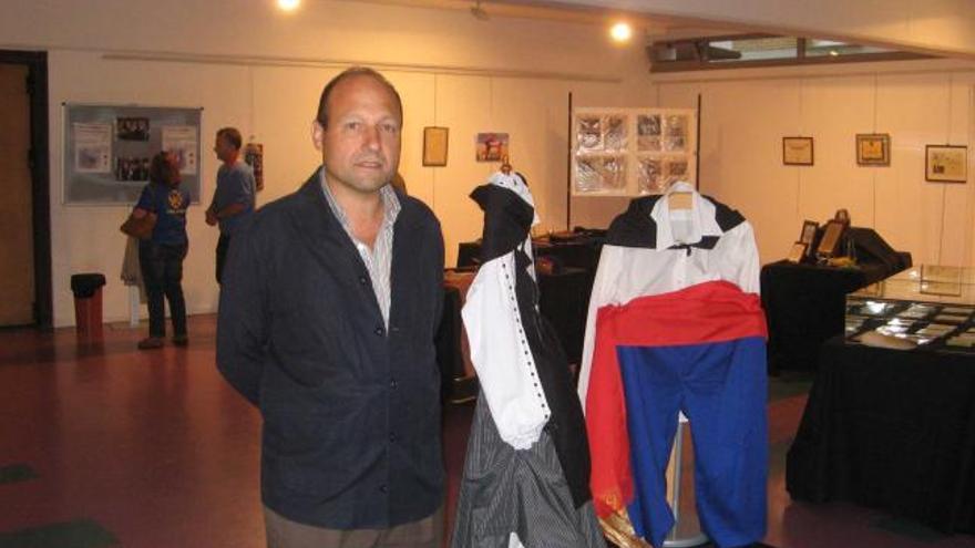 El Pravianu, junto a unos trajes que aparecen en la exposición.