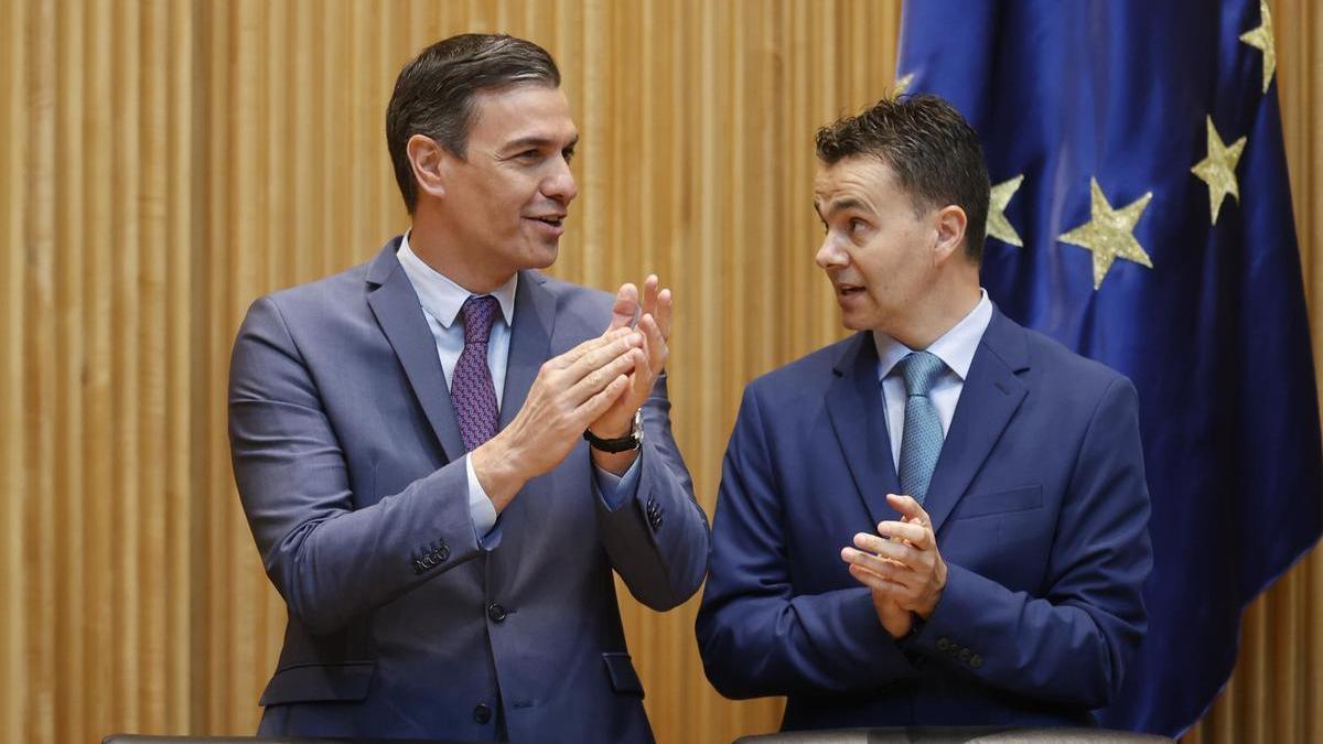 El presidente, Pedro Sánchez, y el portavoz del PSOE en el Congreso, Héctor Gómez