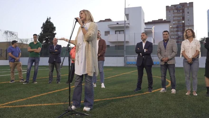 La consejera insular de Deportes, Yolanda Moliné, en la presentación de trabajos realizados en el campo de fútbol de Los Gladiolos.