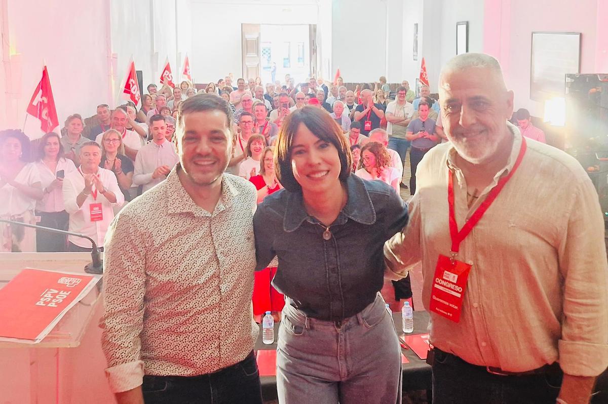Morant, Con el secretario general de la Marina Alta, José Ramiro, (i) y el alcalde de Pego, Enrique Moll (d)