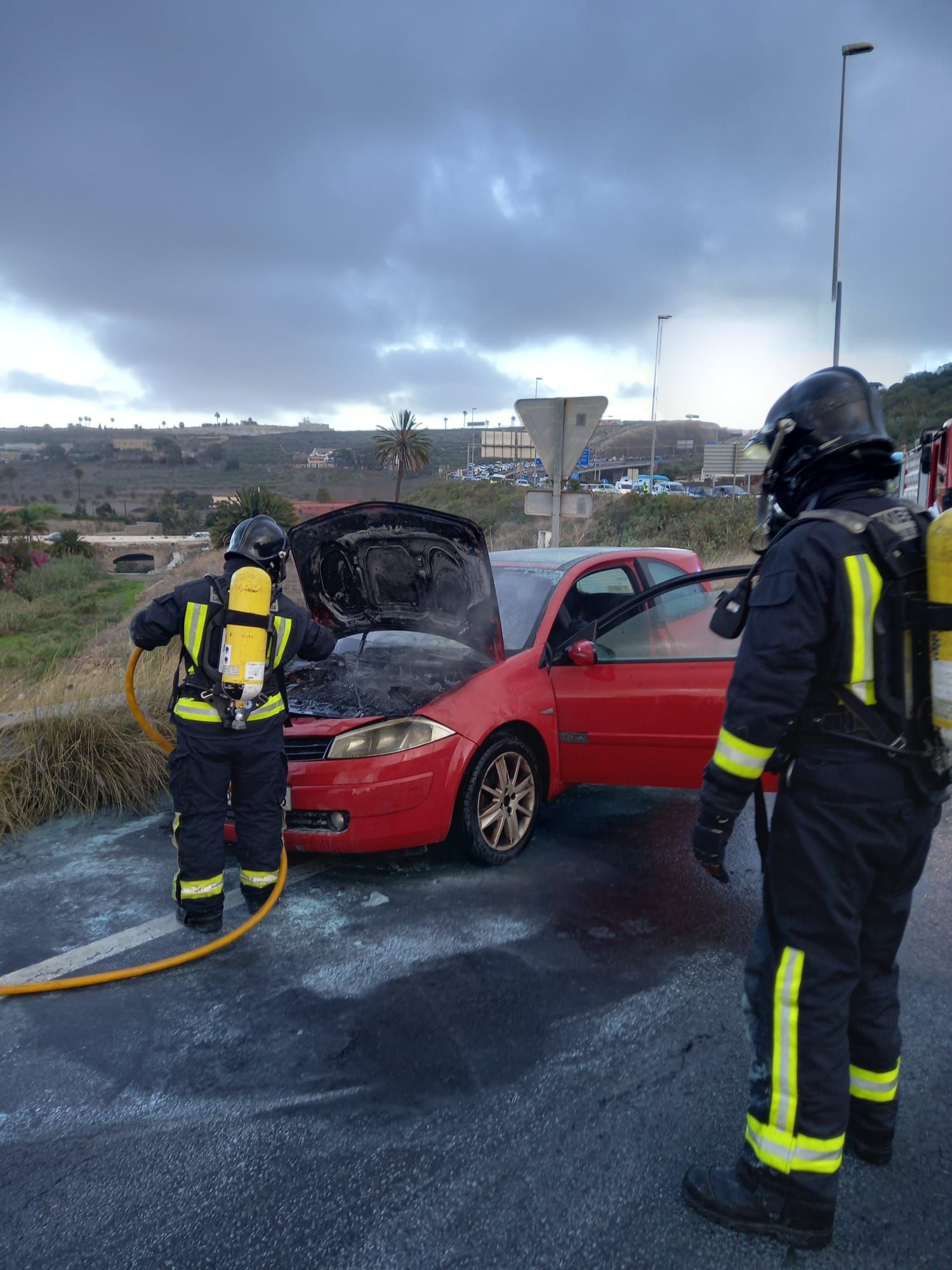 El incendio de un coche en Lomo Los Frailes genera retenciones