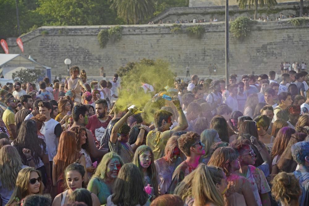 Mehrere hundert Personen haben am Samstag (11.6.) auf Mallorca die Insel-Version des Hindu-Frühlingsfests gefeiert. Es regnete Farbpulver, dazu gab es Musik und Bollywood-Tanz.