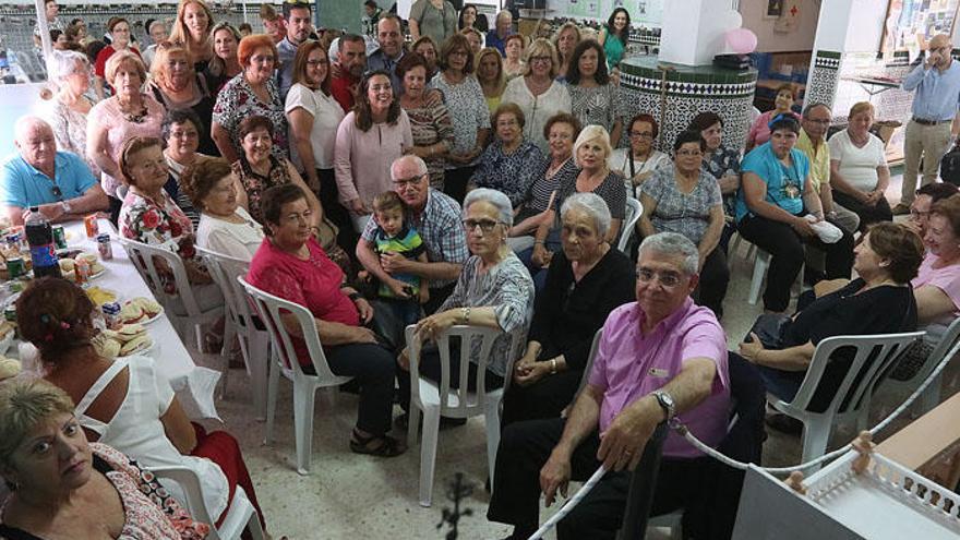 Vecinos del barrio y dirigentes políticos, en la celebración del 25 aniversario de la asociación de vecinos de Mangas Verdes este jueves.