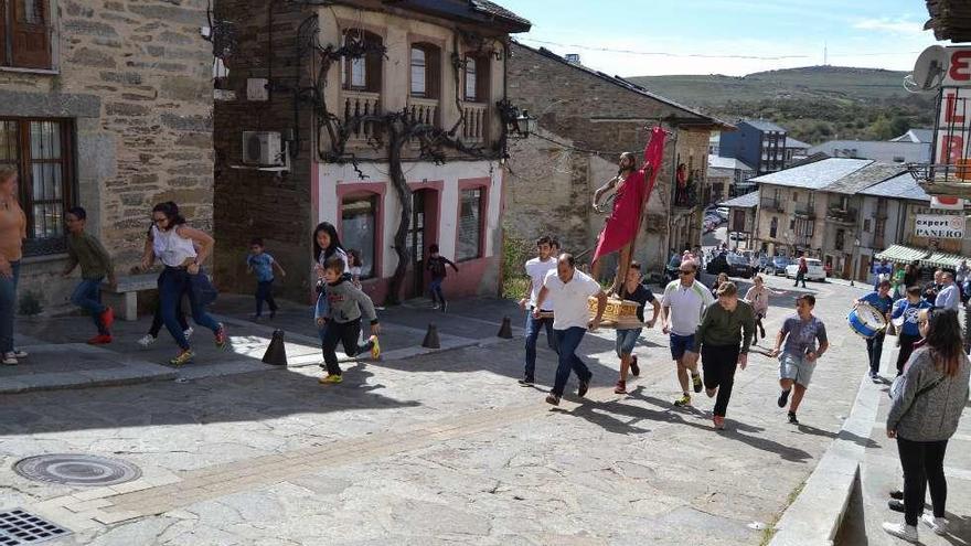 El &quot;Pincha Tajadas&quot; sube la Costanilla a ritmo de carrera.