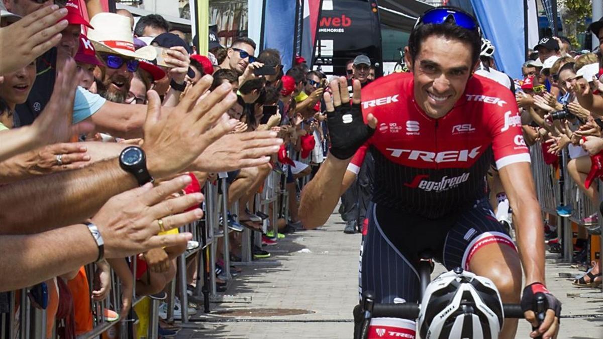 Contador se ve catapultado por  el cariño de los aficionados