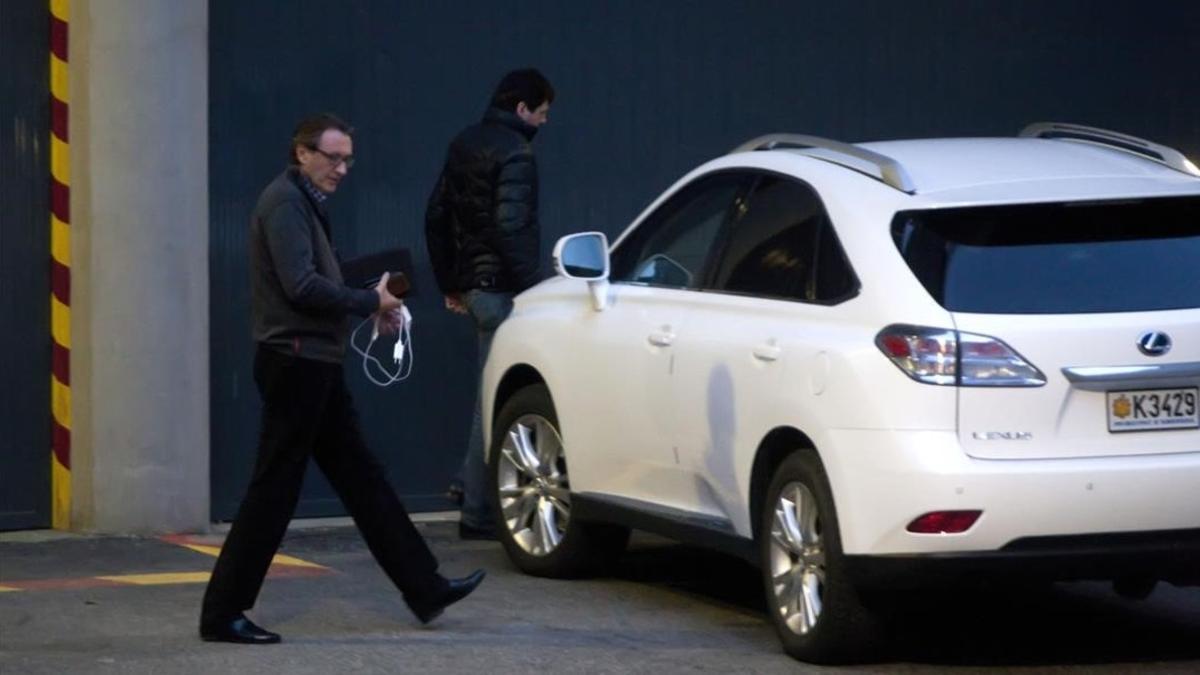 Higini y Ramon Cierco se suben a su vehículo tras hablar con su abogado, en marzo del 2015.
