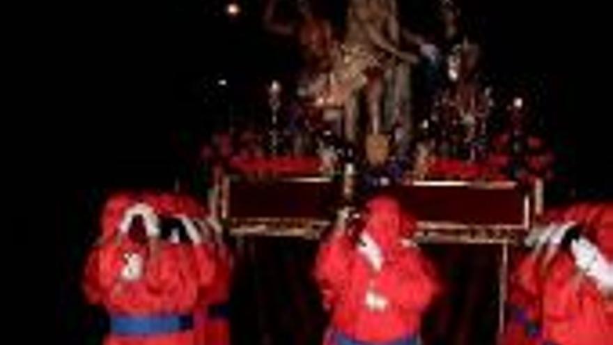 La procesión oficial del Santo Entierro sale en Almendralejo