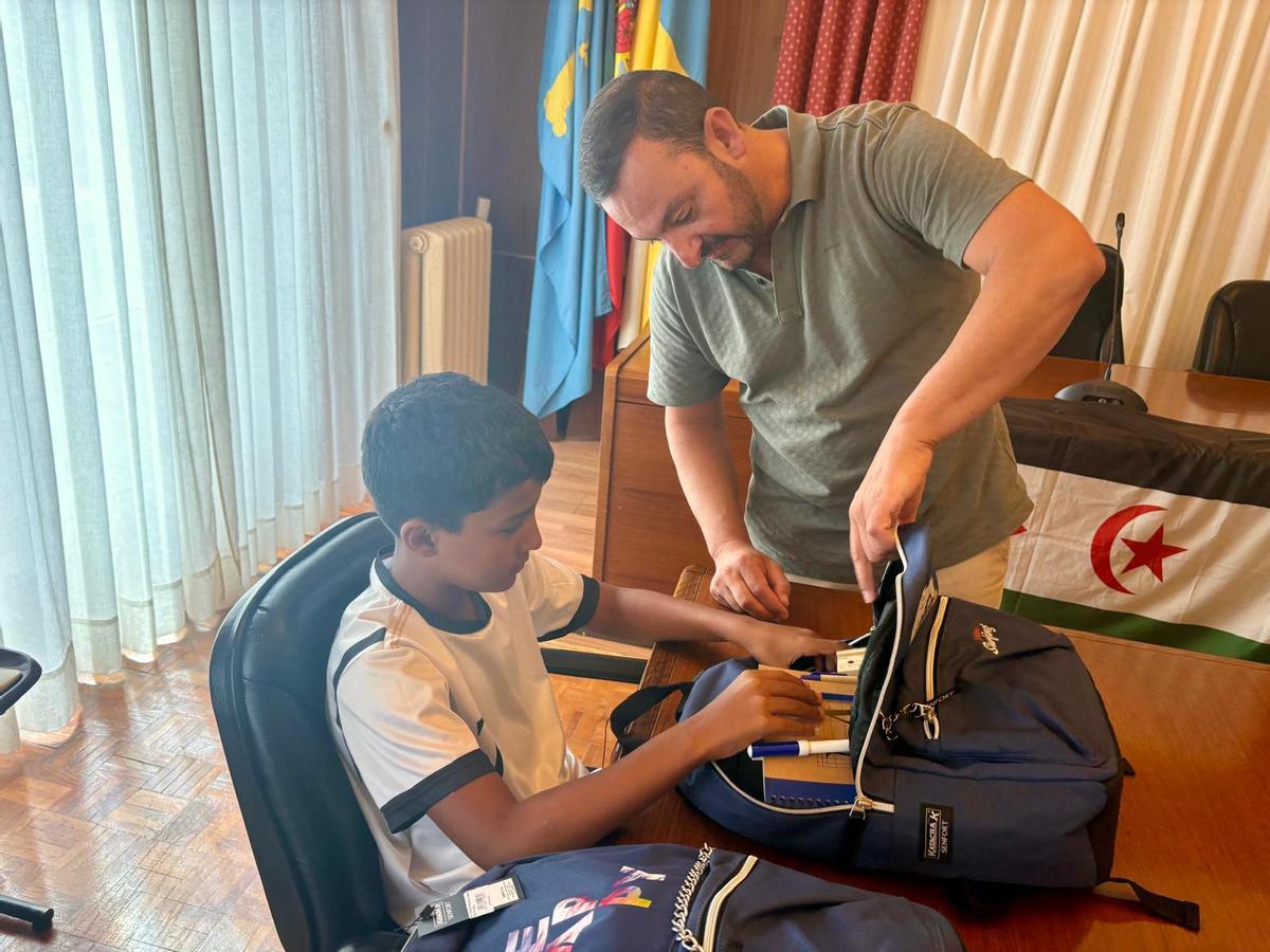 Manuel Ángel Álvarez, Alcalde de Mieres, charla con Mohamed, uno de los niños saharauis que han pasado el verano en el concejo