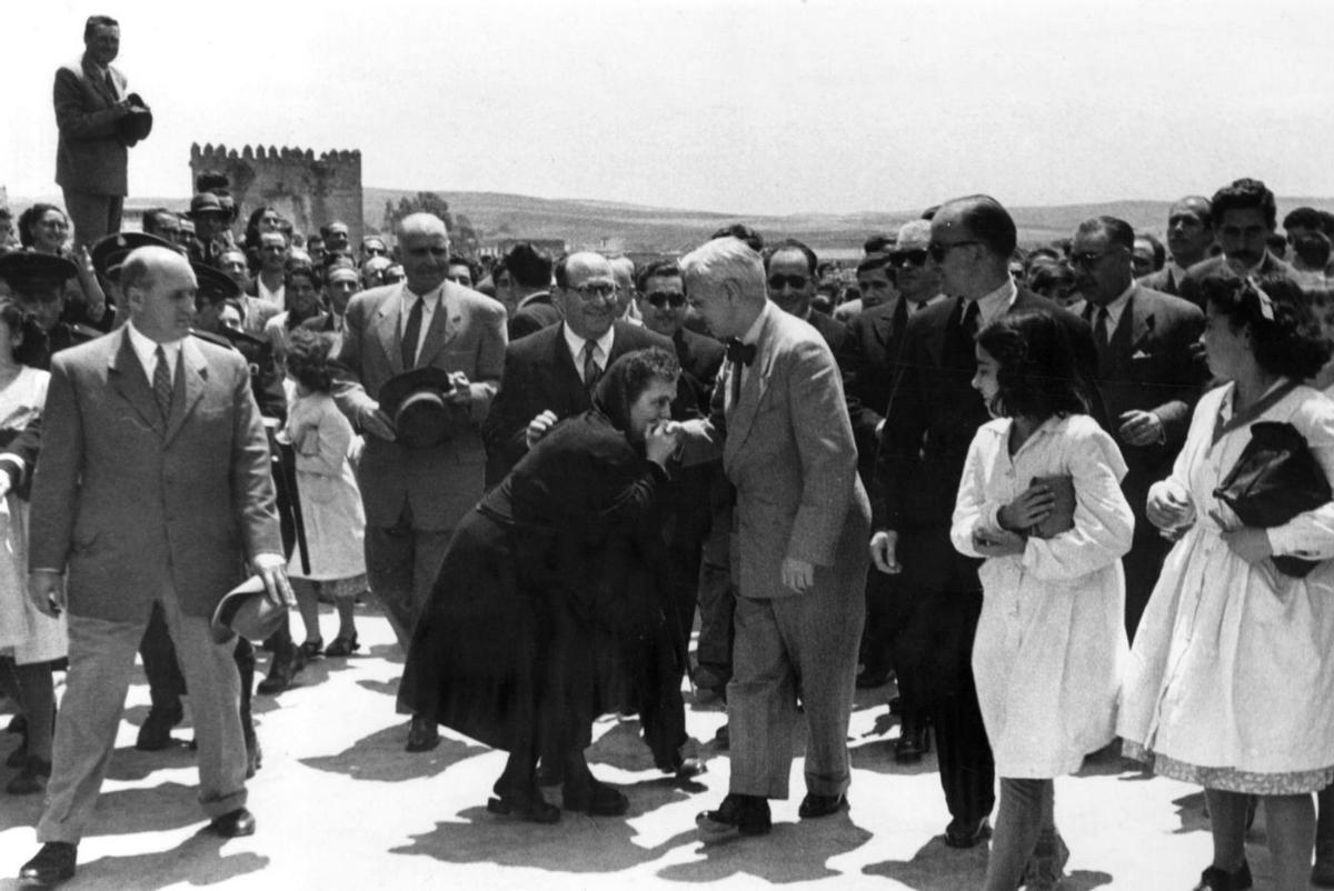 Una mujer besa la mano del doctor Fleming en señal de gratitud.