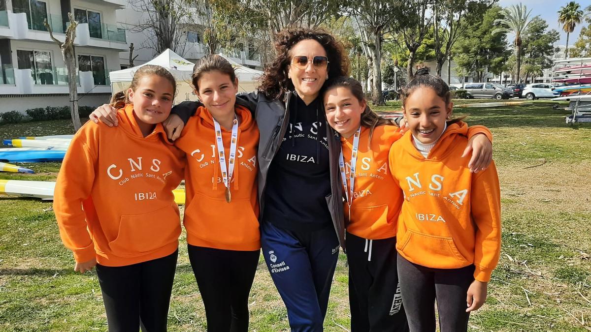 Una imagen reciente de Betty Menéndez, con jóvenes palistas del CNSA
