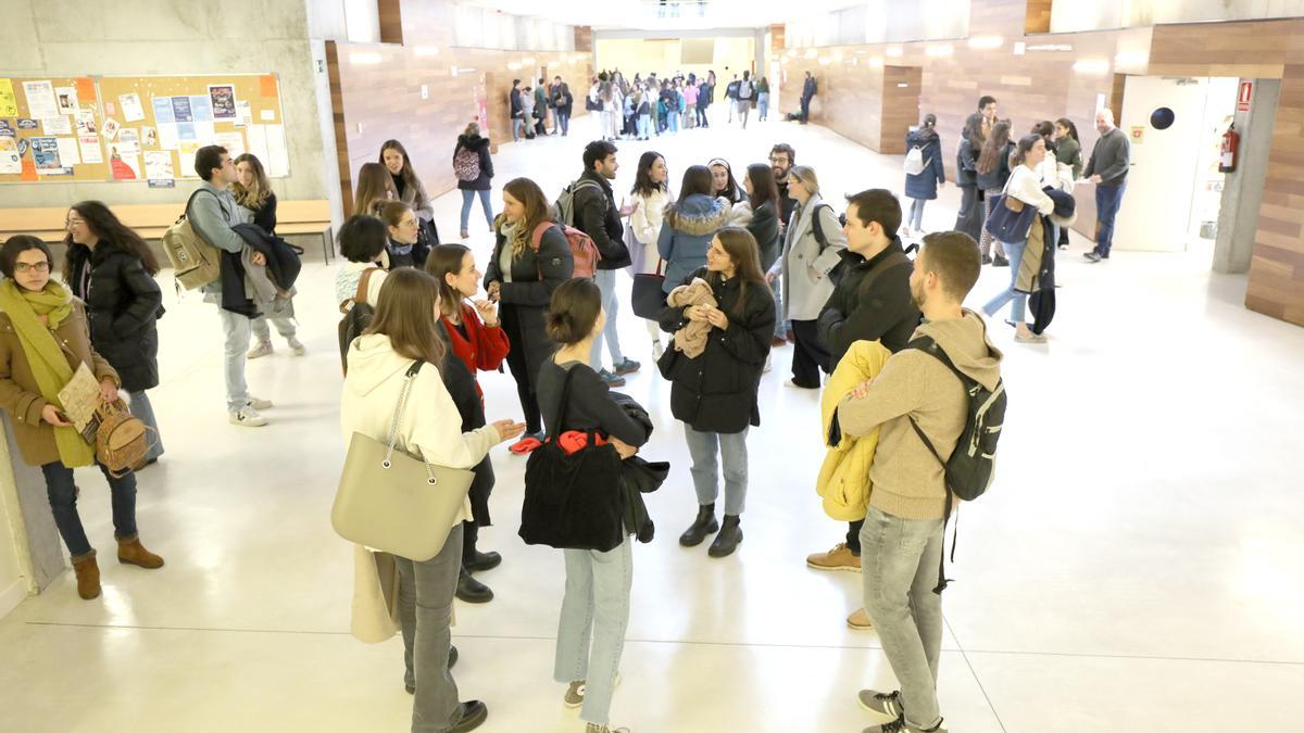Varios aspirantes al MIR esperan, este año, antes de acceder al aula en Zaragoza.