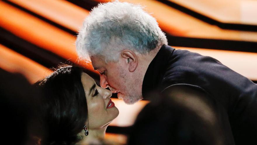 PenÃ©lope Cruz  y Pedro AlmodÃ³var, en la gala de los Goya.