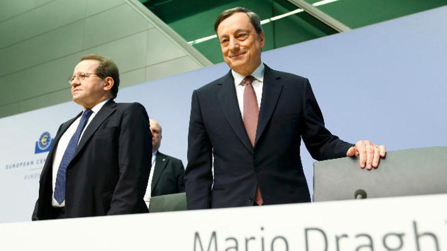 El presidente del BCE, Mario Draghi (derecha), y el vicepresidente, Vitor Constancio, tras la reunión del consejo, ayer.