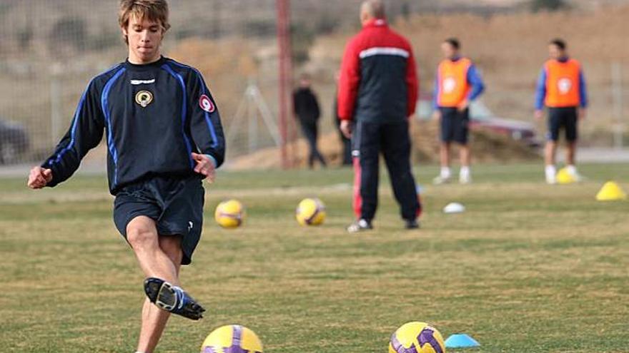 El canterano Kiko Femenía golpea un balón durante un entrenamiento en el campo de Fontcalent