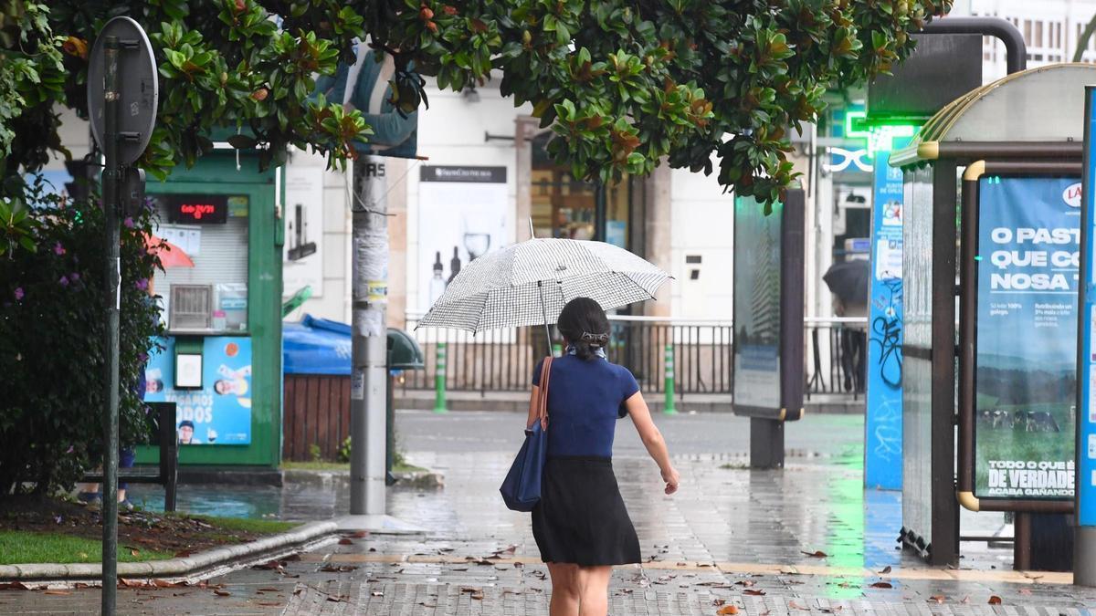 Mujer con paraguas un día lluvioso de verano en A Coruña.