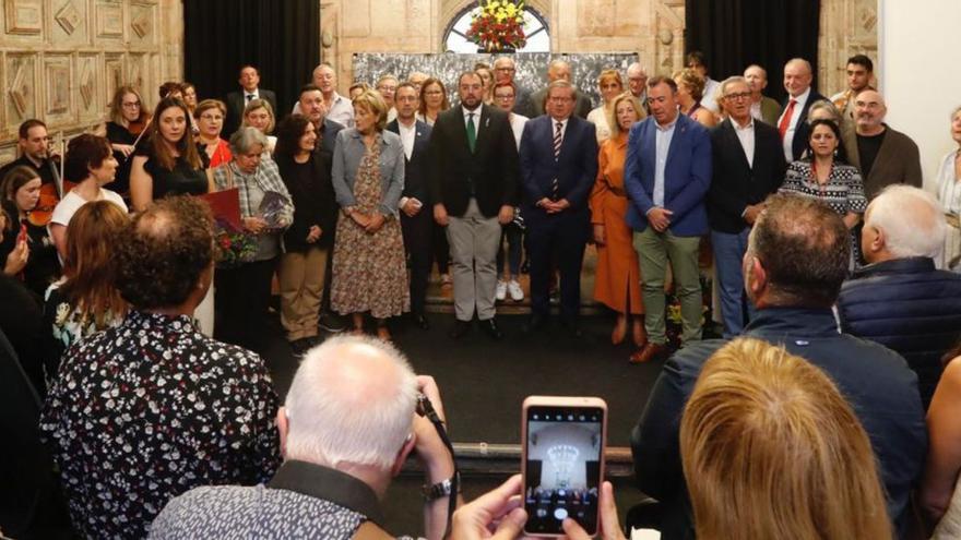 Participantes en el acto, con Barbón en el centro.