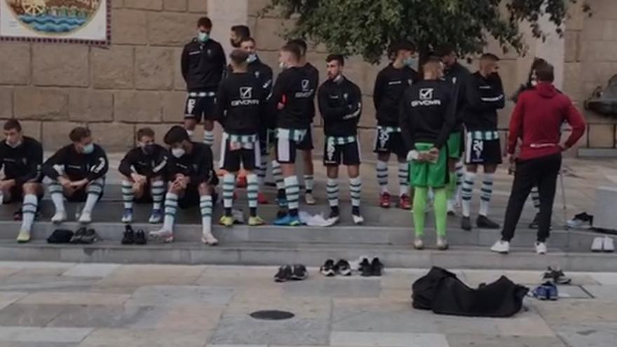 Los jugadores del Córdoba CF, a las puertas del Ayuntamiento para la foto del patrocinio.