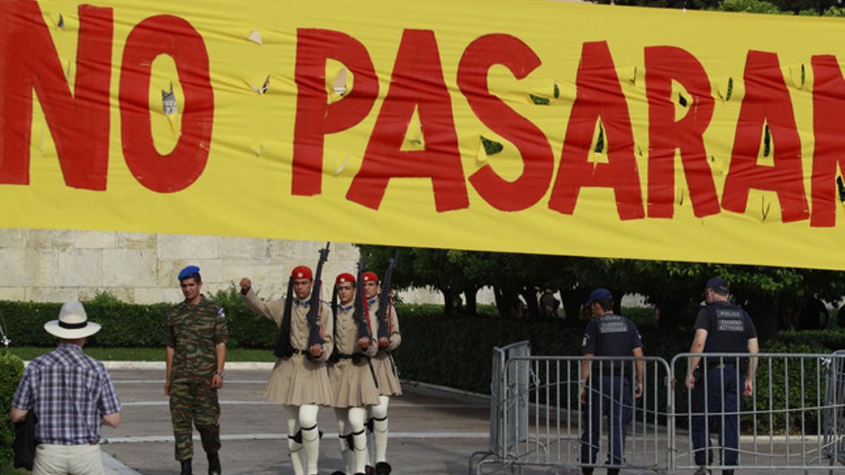 Pancarta con el lema 'No pasarán', utilizado por los indignados griegos, el martes, en su protesta en la plaza Sintagma de Atenas, delante del Parlamento griego.