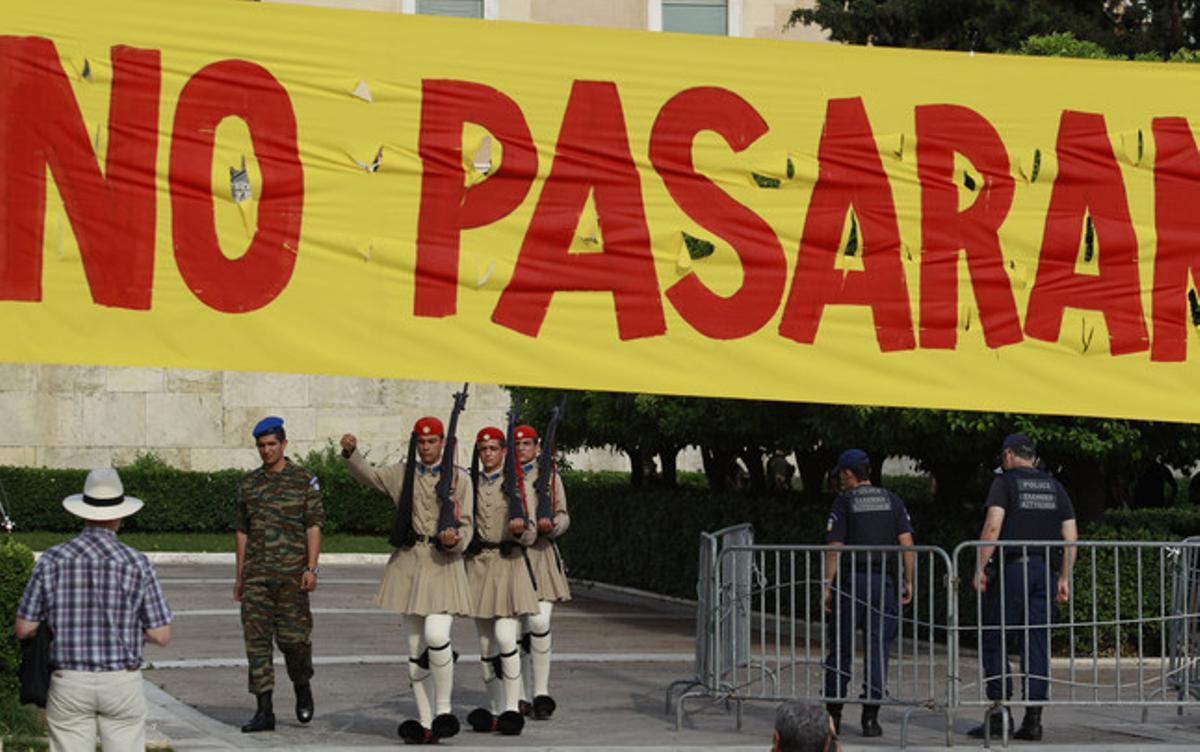 Pancarta con el lema 'No pasarán', utilizado por los indignados griegos, el martes, en su protesta en la plaza Sintagma de Atenas, delante del Parlamento griego.