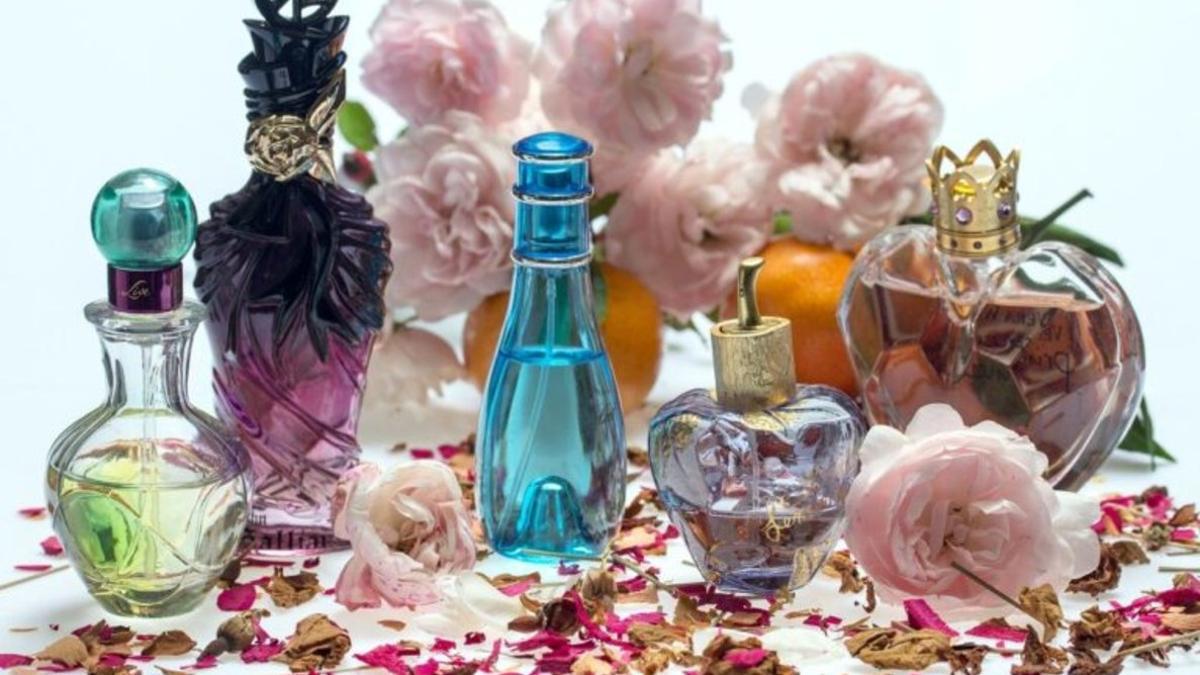Aroma a rosas, madera, cítricos... ¡Cuidado! Los perfumes pueden causar problemas en la piel