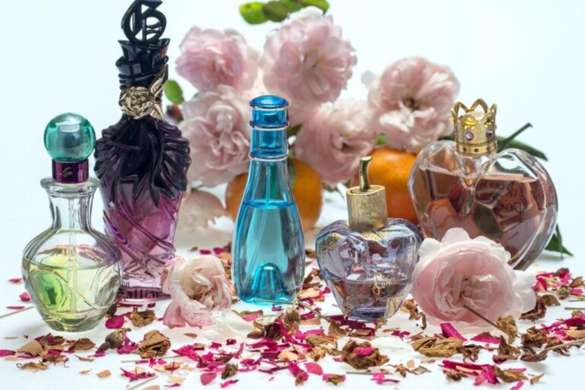 Aroma a rosas, madera, cítricos... ¡Cuidado! Los perfumes pueden causar problemas en la piel