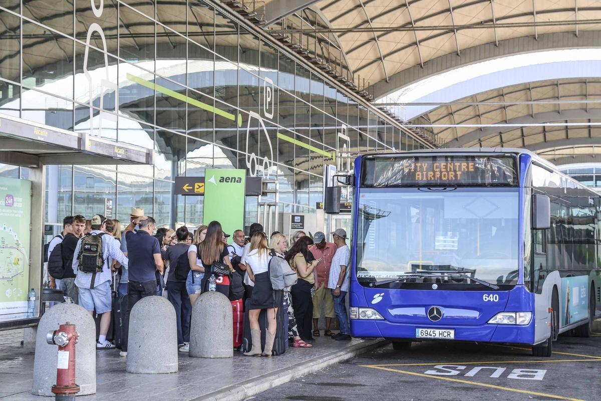 Mejoras en el autobús al aeropuerto para combatir la escasez de taxis y la falta de conexión ferroviaria