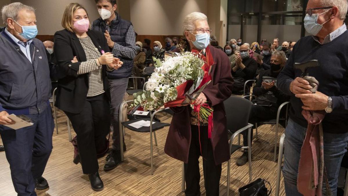 Els alumnes van obsequiar amb un ram de flors Ramona Pujol | EDUARD MARTÍ