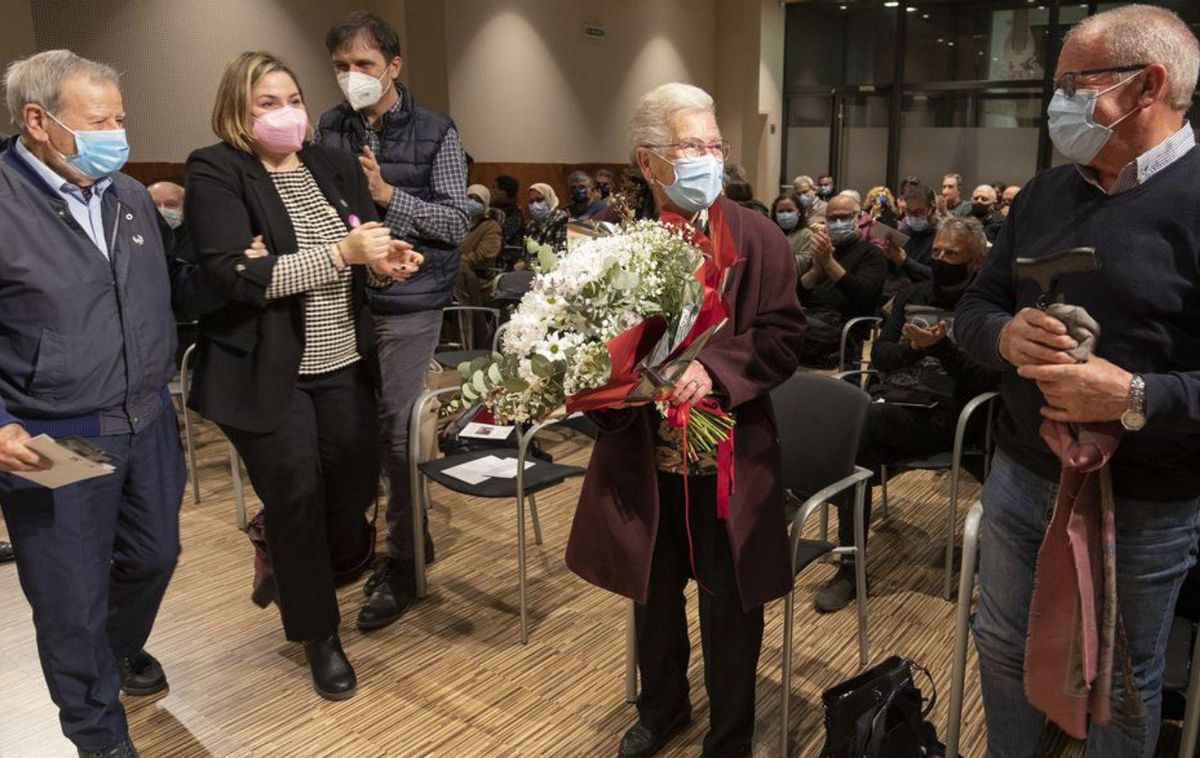 Els alumnes van obsequiar amb un ram de flors Ramona Pujol | EDUARD MARTÍ