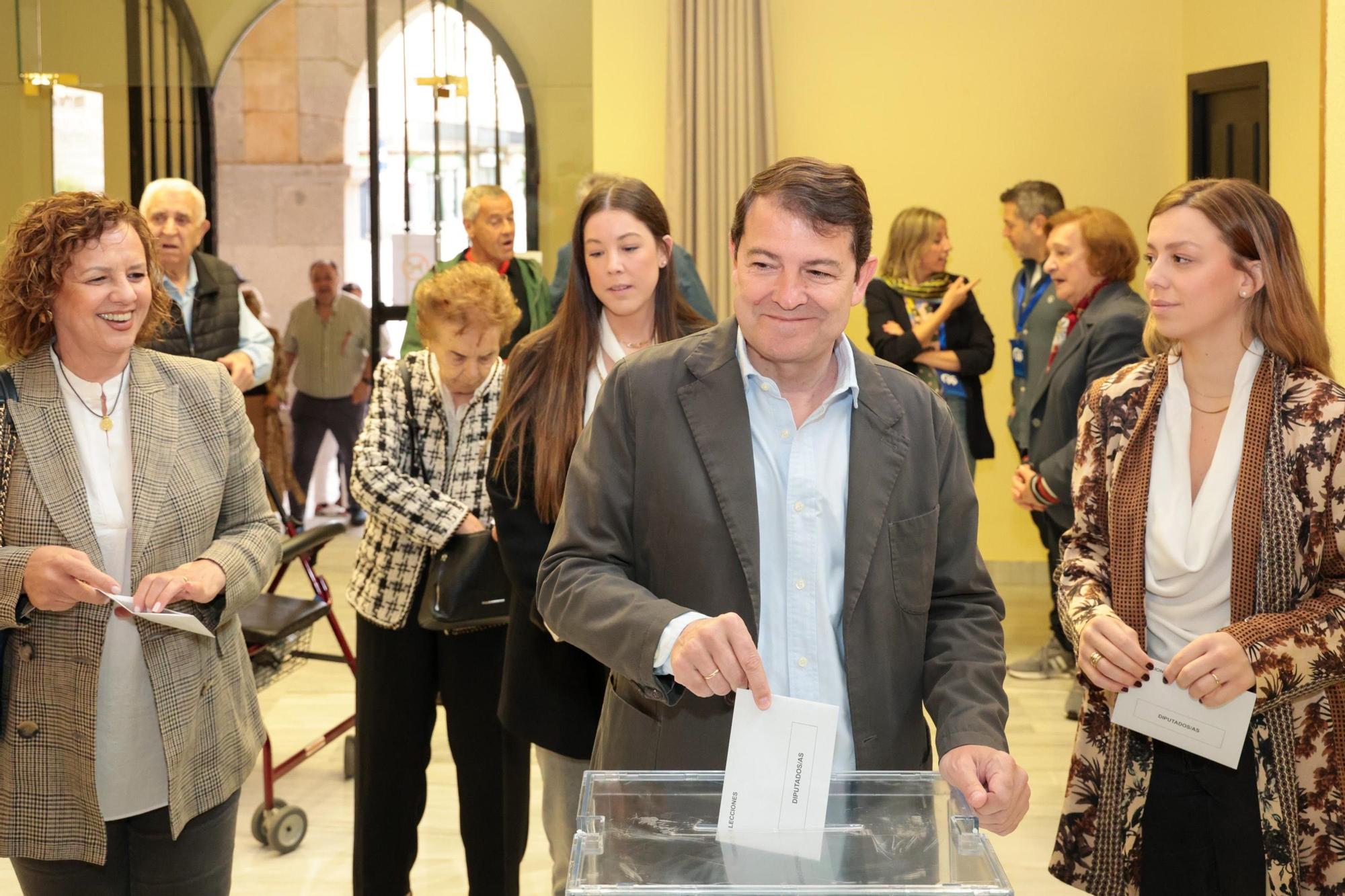 El presidente del PP de Castilla y León, y de la Junta, Alfonso Fernández Mañueco, vota este 9 de junio en un colegio electoral de Salamanca.