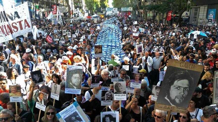 El grito de "memoria, verdad y justicia" retumba en las calles de Argentina 50 años después del golpe militar