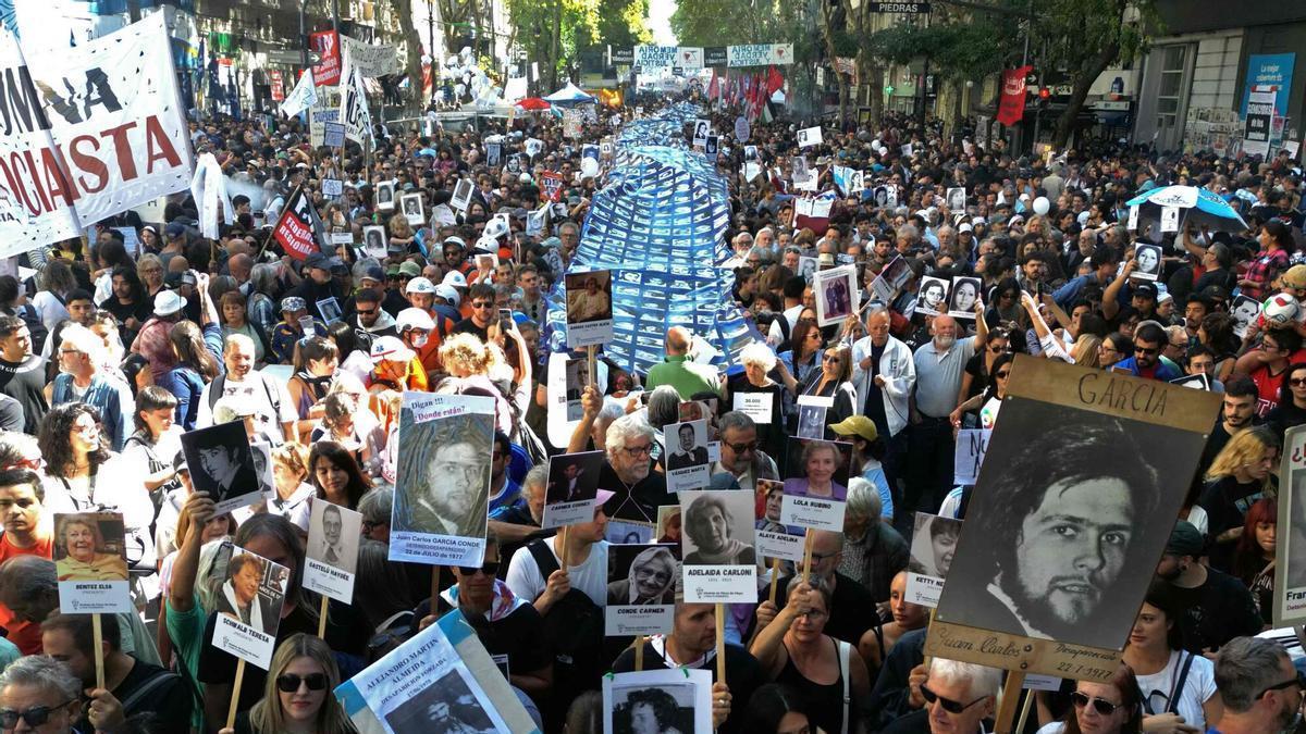 Manifestación en recuerdo del 50 aniversario del golpe militar, este miércoles en Buenos Aires.